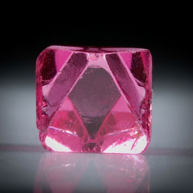 Spinell Kristall 0.72ct. Burma (Myanmar) intensiv Rot, ca.5mm