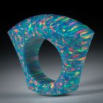 Fingerring aus synthetischem Opal, Tafelring im Verlauf geschliffen