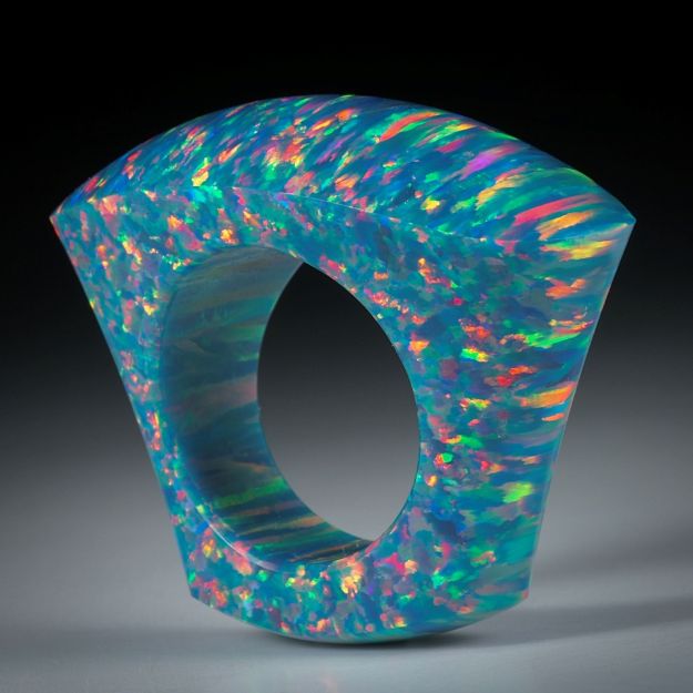 Fingerring aus synthetischem Opal, Tafelring im Verlauf geschliffen