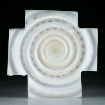 Kreuz aus einer Conus Leopardus ca.58x58x12mm