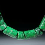 Edelsteincollier Maw-sit-sit, Chloromelanit, Myanmar, Collier in Zylinderform