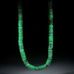 Edelsteincollier Maw-sit-sit, Chloromelanit, Myanmar, Collier in Zylinderform