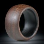 Fingerring aus Nussbaumholz hochdruckstabilisiert, mit Karbon Innenring