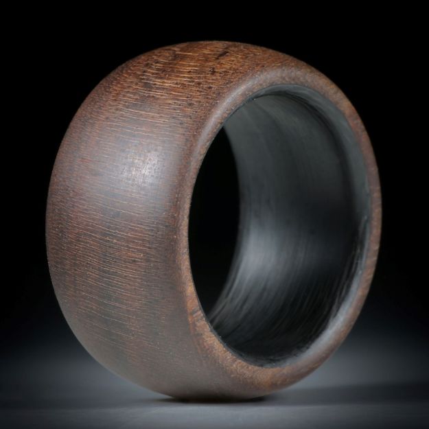 Fingerring aus Nussbaumholz hochdruckstabilisiert, mit Karbon Innenring