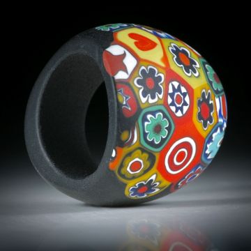 Fingerring aus Millefioriglas (Murano), feinmatt, im Verlauf geschliffen