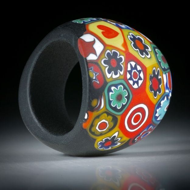 Fingerring aus Millefioriglas (Murano), feinmatt, im Verlauf geschliffen