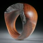 Fingerring Wurzelholz poliert, mit naturbelassener Aussenform