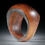 Fingerring Wurzelholz poliert, mit naturbelassener Aussenform