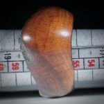 Fingerring Wurzelholz poliert, mit naturbelassener Aussenform