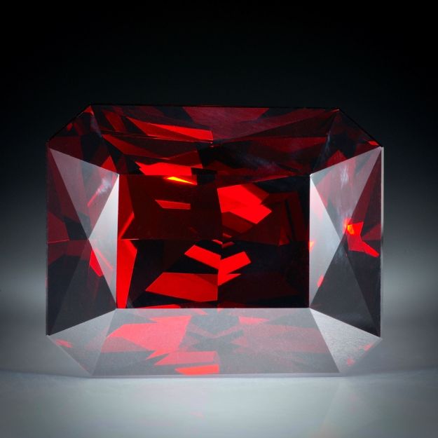 Granat Treppenschliff 39.1ct.  22x18x11mm