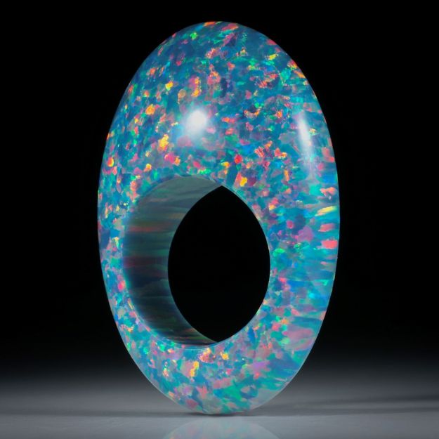 Edelsteinring synthetischer Opal, im Verlauf geschliffen und poliert