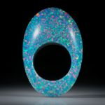 Edelsteinring synthetischer Opal, im Verlauf geschliffen und poliert