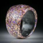 Edelsteinring Sugilith in Bronzematrix, im Verlauf geschliffen