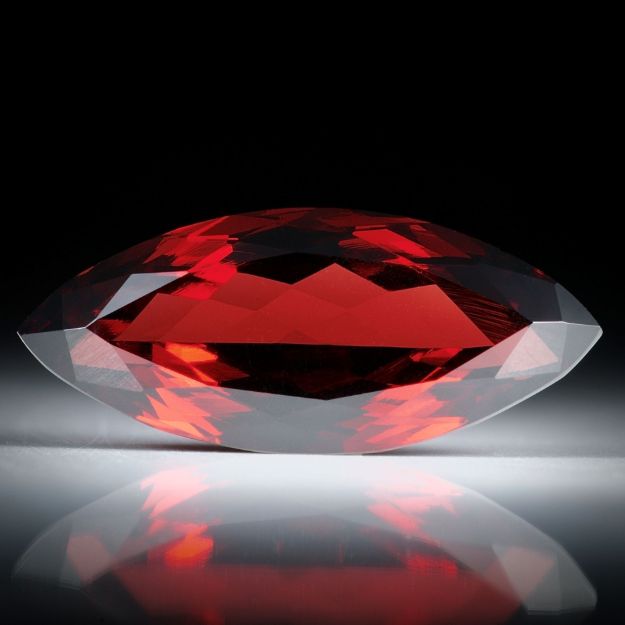 Granat Navette facettiert 18.04ct.  26.3x11.3x7.4mm
