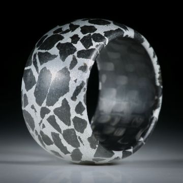 Fingerring Gabbro in Alumatrix, parallel geschliffen und bombiert, mit Karbon Innenring