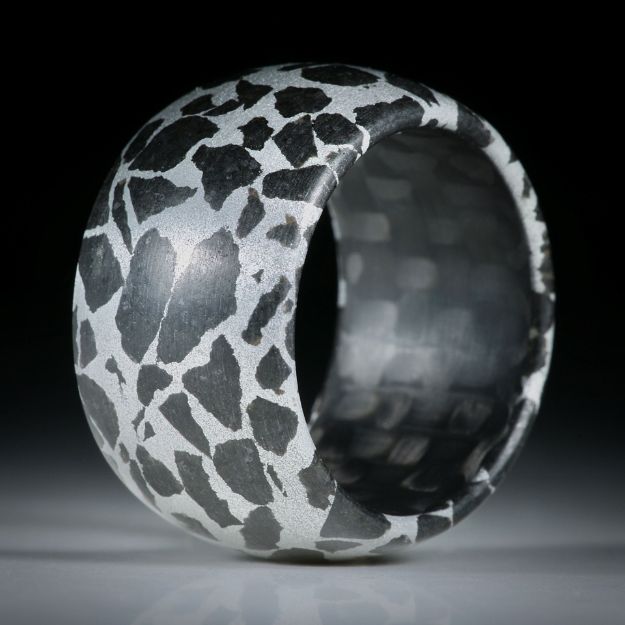 Fingerring Gabbro in Alumatrix, parallel geschliffen und bombiert, mit Karbon Innenring