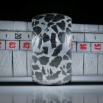 Fingerring Gabbro in Alumatrix, parallel geschliffen und bombiert, mit Karbon Innenring