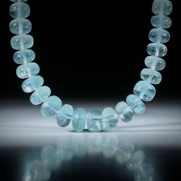 Edelsteincollier Aquamarin, Boutonformen von 6 bis 11mm Durchmesser, Länge 42.5cm