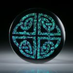 Opalglas Cabochon mit keltischem Knotenmuster, runde Form leicht bombiert ca.32x32x3.5mm