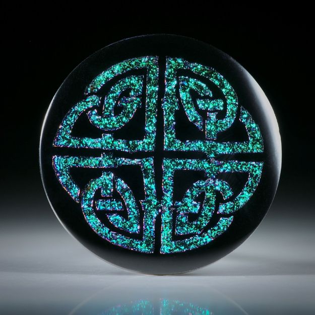 Opalglas Cabochon mit keltischem Knotenmuster, runde Form leicht bombiert ca.32x32x3.5mm