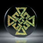 Opalglas Cabochon mit keltischem Knotenmuster, runde Form leicht bombiert ca.32x32x3.5mm