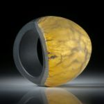 Goldglas Fingerring, im Verlauf geschliffen, bombiert und mattiert, Innendurchmesser 18.8mm