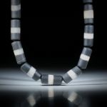 Kieselstein Collier, mattierte Zylinderformen mit 10mm Durchmesser, Stirnseiten bombiert, Länge 43cm