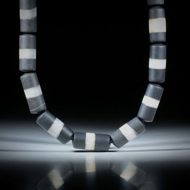 Kieselstein Collier, mattierte Zylinderformen mit 10mm Durchmesser, Stirnseiten bombiert, Länge 43cm