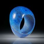 Edelsteinring Lapislazuli, geschwungene Form, im Verlauf geschliffen und poliert