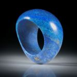 Edelsteinring Lapislazuli, geschwungene Form, im Verlauf geschliffen und poliert