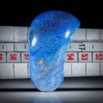 Edelsteinring Lapislazuli, geschwungene Form, im Verlauf geschliffen und poliert