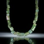 Edelsteincollier, Turmalin Brasilien, Collier mit polierten Dreieckformen, Stirnseiten bombiert, Länge ca.44.5cm