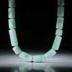 Edelsteincollier Jade (Jadeit), polierte Zylinderformen mit 10mm Durchmesser, Stirnseiten bombiert, Länge 46cm