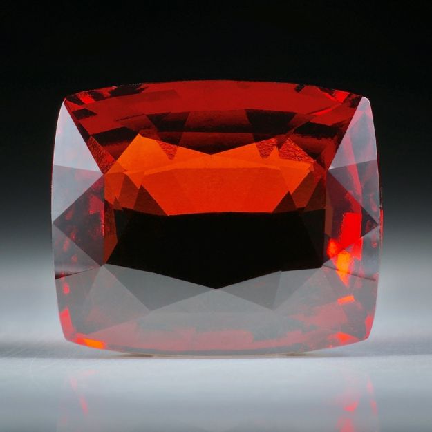 Granat facettiert 23.45ct.  ca.18x15x8mm