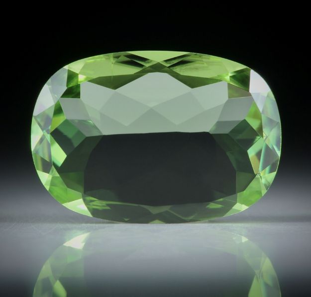 Peridot oval facettiert 8.72ct.  ca.18.3x12.8x4.7mm