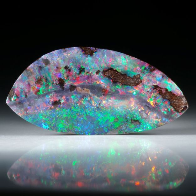 Edelopal, Boulderopal Australien, 35.22ct. Fantasieform beidseitig geschliffen und poliert ca. 45x22x5mm