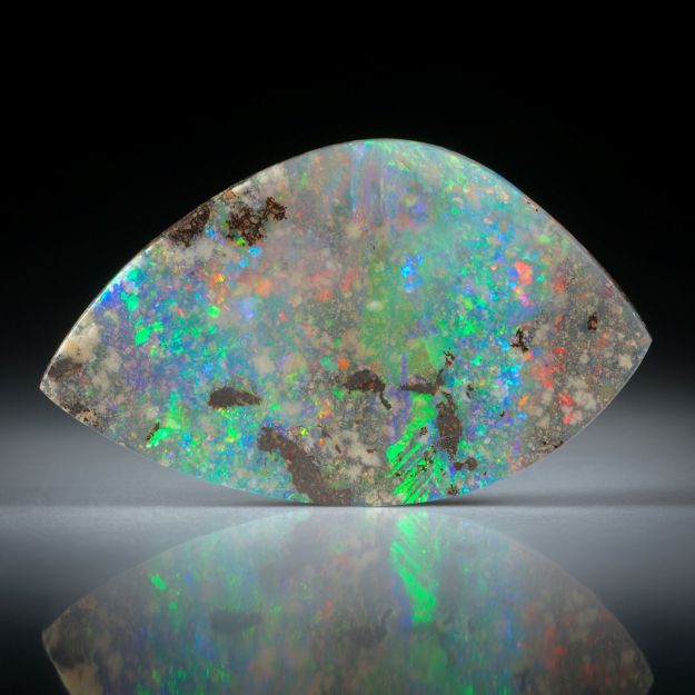 Edelopal, Boulderopal Australien, 12.83ct. Fantasieform beidseitig geschliffen und poliert ca. 30x28x4mm