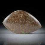 Edelopal, Boulderopal Australien, 12.83ct. Fantasieform beidseitig geschliffen und poliert ca. 30x28x4mm