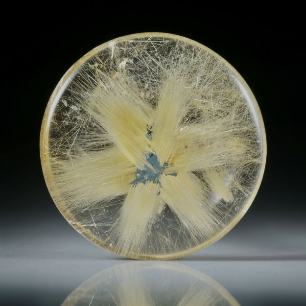 Sternrutil 19.58ct. runder Cabochon, beidseitig bombiert geschliffen und poliert, ca.22x22x5.5mm