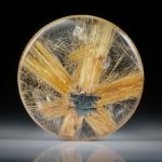 Sternrutil 28.57ct. runder Cabochon, beidseitig bombiert geschliffen und poliert, ca.26x26x5.5mm