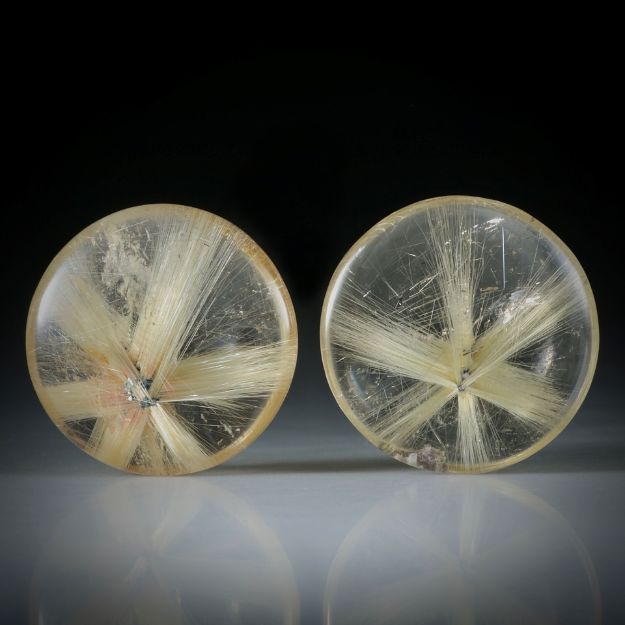 Sternrutil Paar, 18.4ct. runde Cabochon, beidseitig bombiert geschliffen und poliert, je ca.16x15x5mm