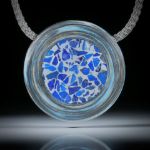 Anhänger aus Karbon mit Glasfaser und Lapislazuli in Alumatrix, beidseitig leicht bombiert und feinmatt, ca.41x41x11mm