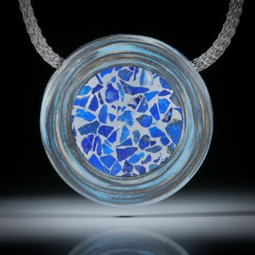 Anhänger aus Karbon mit Glasfaser und Lapislazuli in Alumatrix, beidseitig leicht bombiert und feinmatt, ca.41x41x11mm