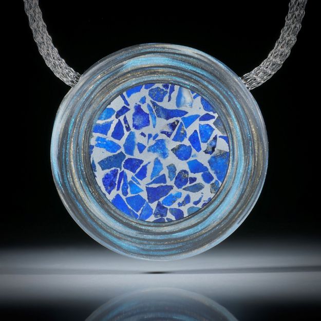 Anhänger aus Karbon mit Glasfaser und Lapislazuli in Alumatrix, beidseitig leicht bombiert und feinmatt, ca.41x41x11mm