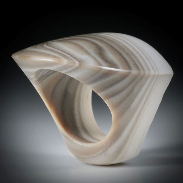 Fingerring aus Feuerstein (Flintstone), teilweise naturbelassen mit polierter Tafel, ca.37x35x32mm