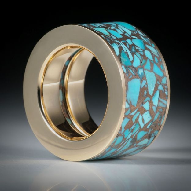 Edelsteinring Türkis in Bronze, eingefasst in Gelbgold 750, Breite 14.5mm, Innendurchmesser 17mm