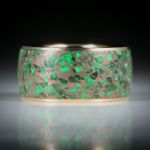 Edelsteinring Maw sit sit, Chloromelanit, eingefasst in Gelbgold 750, Breite 12mm, Innendurchmesser 15.6mm