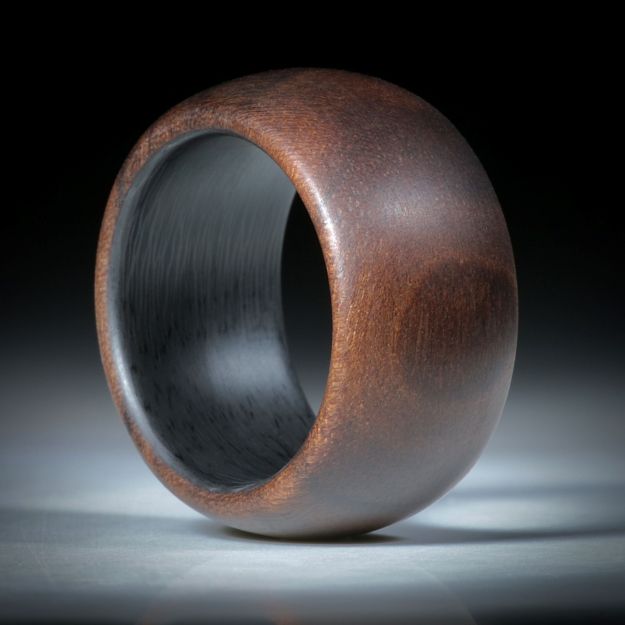 Fingerring aus Nussbaumholz hochdruckstabilisiert, mit Karbon Innenring, Innendurchmesser 19mm