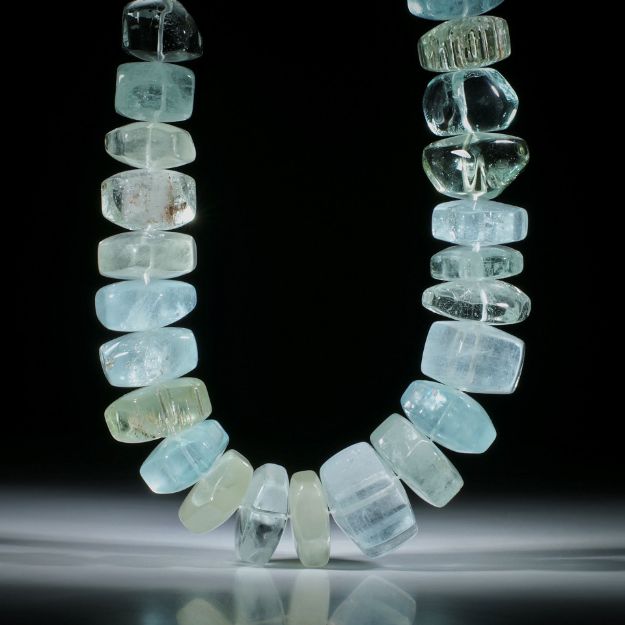Edelsteincollier Aquamarin, grosse sechseckig handgeschliffene Collierteile von ca. 20 bis 27mm Durchmesser, Länge 22cm
