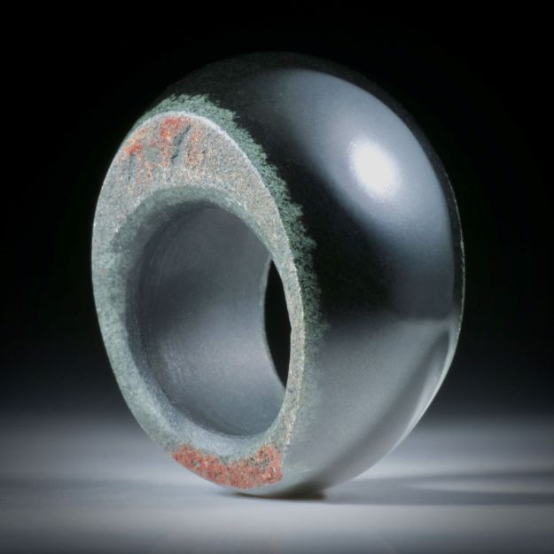 Edelsteinring Jadeit schwarz, aus Australien, im Verlauf geschliffen und poliert, Seiten naturbelassen, Innendurchmesser 18.6mm